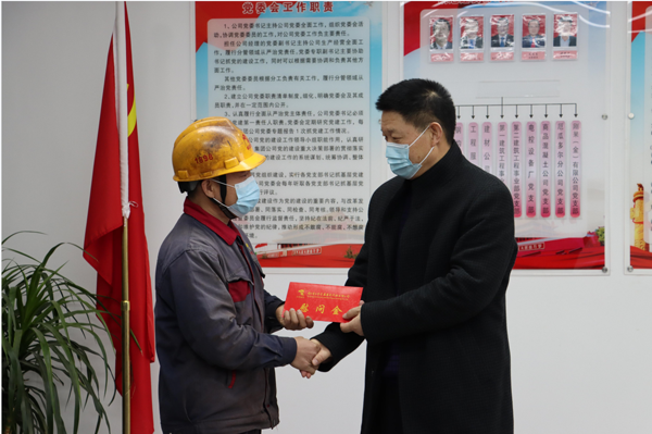 集團公司黨委委員、副總經(jīng)理胡新付到公司走訪慰問