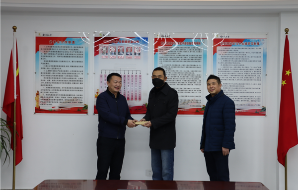 集團公司黨委委員、副總經(jīng)理胡新付到公司走訪慰問
